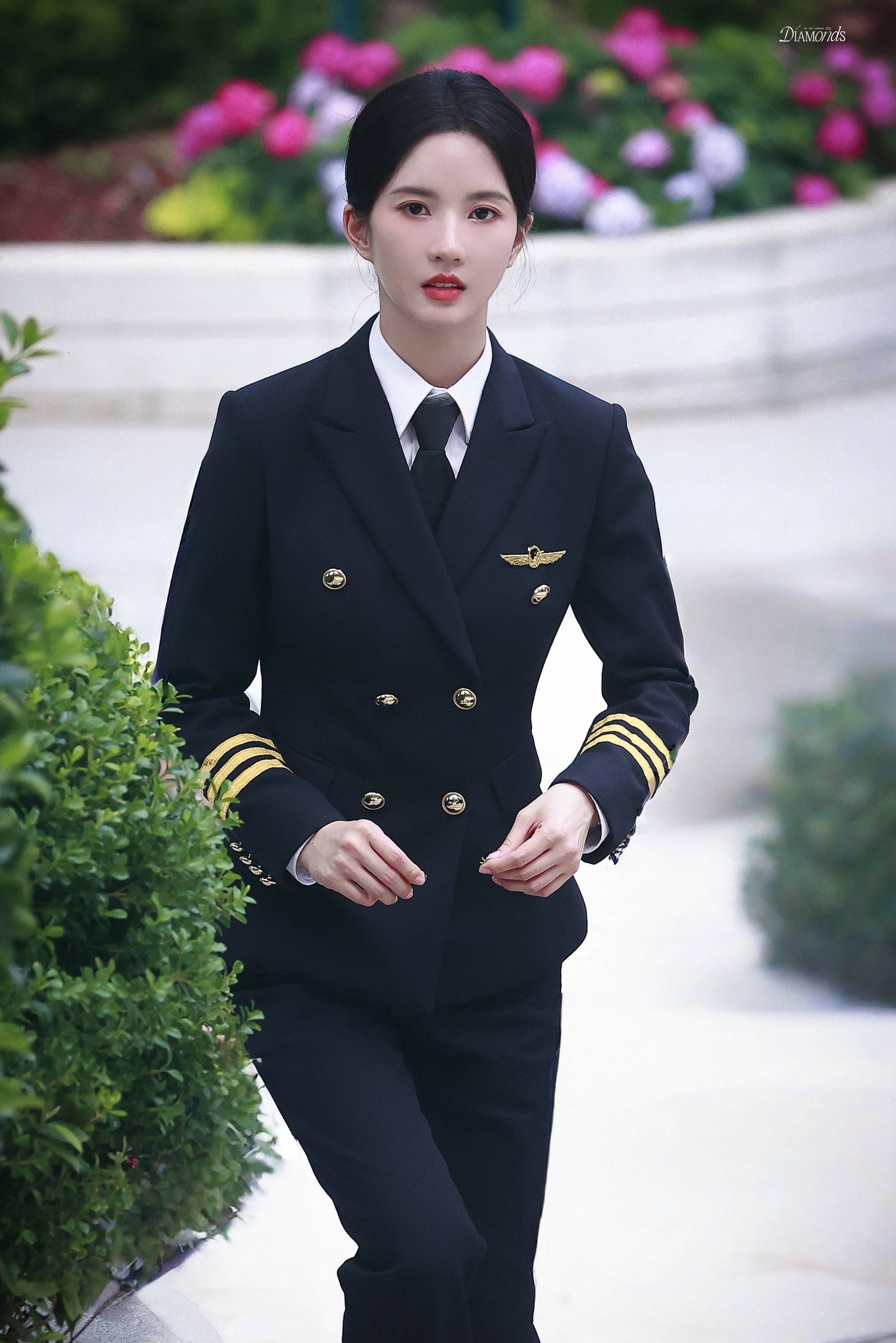 刘些宁职业装二连秀,空姐温柔机长飒爽,纤腰长腿诠释穿搭可塑性