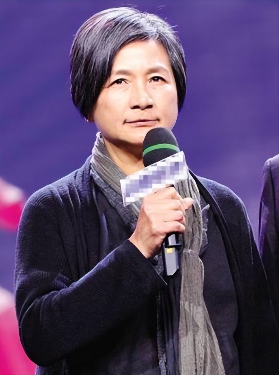 悲凉!郑佩佩才去世一年,小儿子就"败光颜面",蔡澜果然说对了
