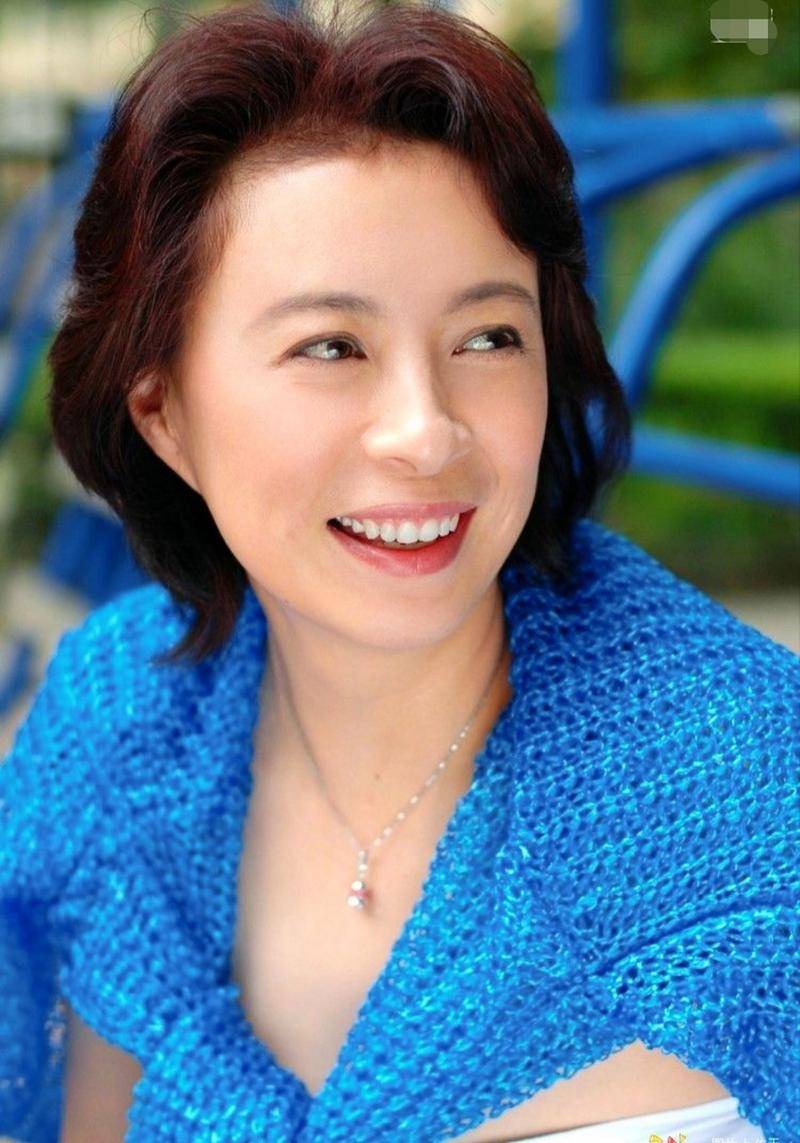 她是国家一级演员,与丈夫结婚37年零绯闻,儿子帅气是她的骄傲