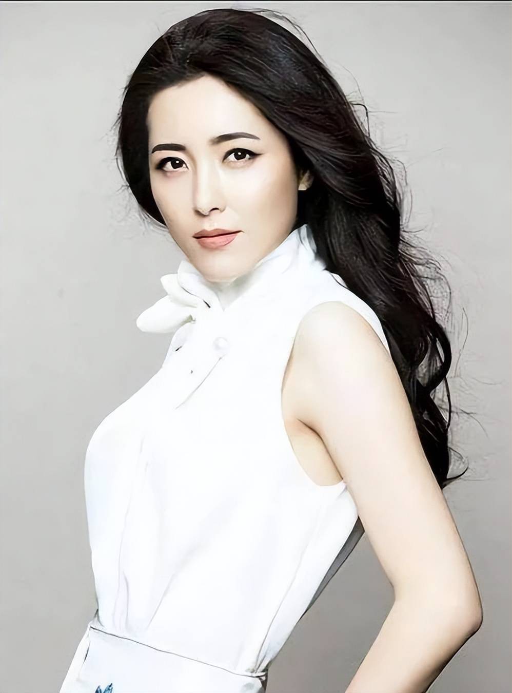 曾黎事业一般,爱情也不顺,能算是娱乐圈最旺夫的女明星吗?