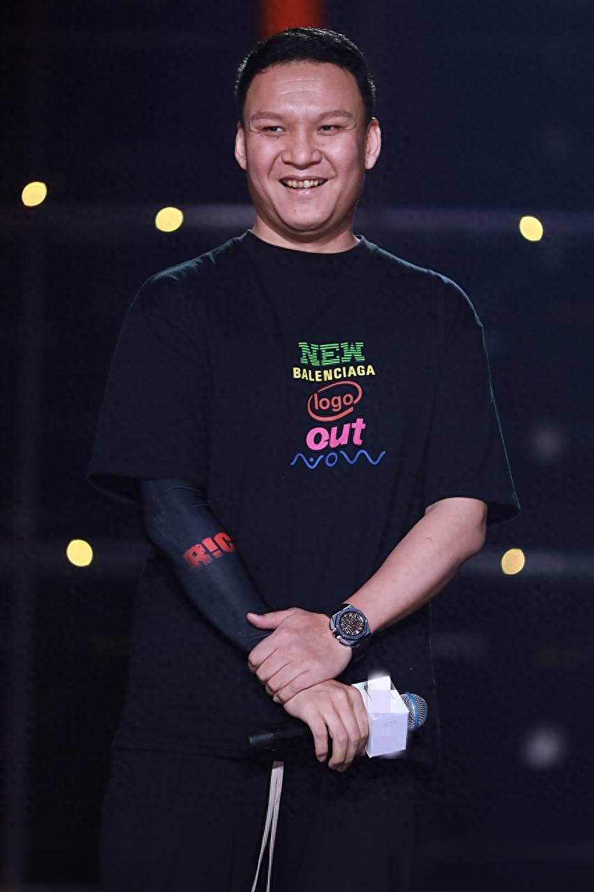 酒后强抱乃万后,又被美女主持控诉骚扰,车澈的体面被撕得粉碎