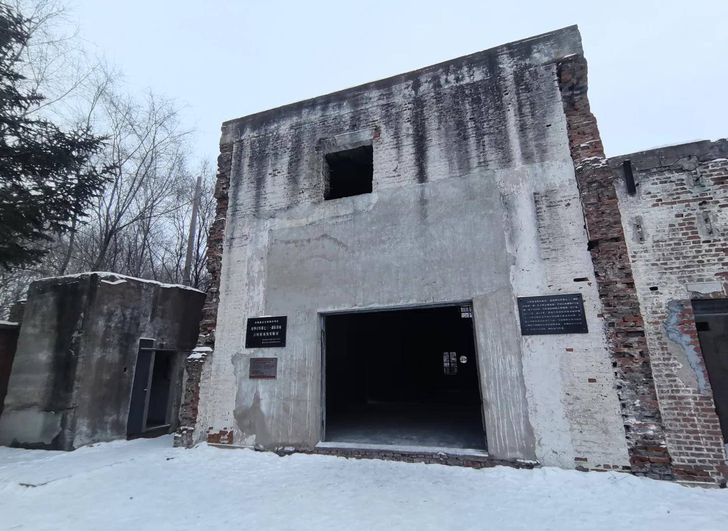 滨平房区四方楼基地遗址以及423小时原队员口述的影像,并1:1复刻了