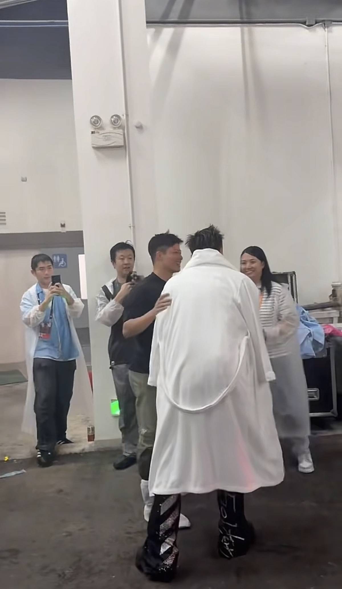 苏炳添携妻子后台看望谢霆锋
