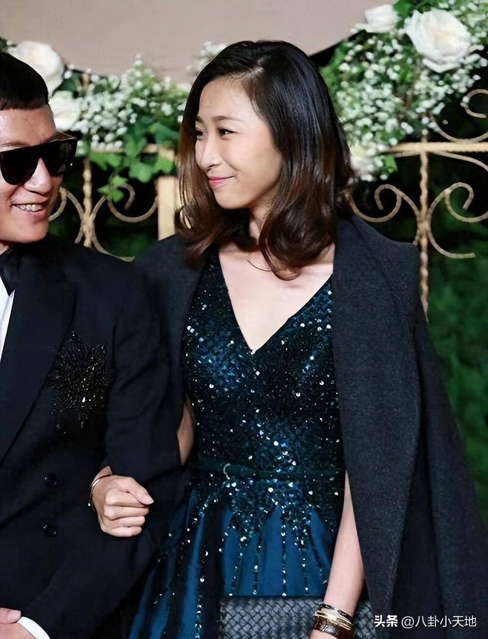 孙红雷小娇妻真是"大号水蜜桃",丰满还穿紧身连衣裙翘臀好迷人