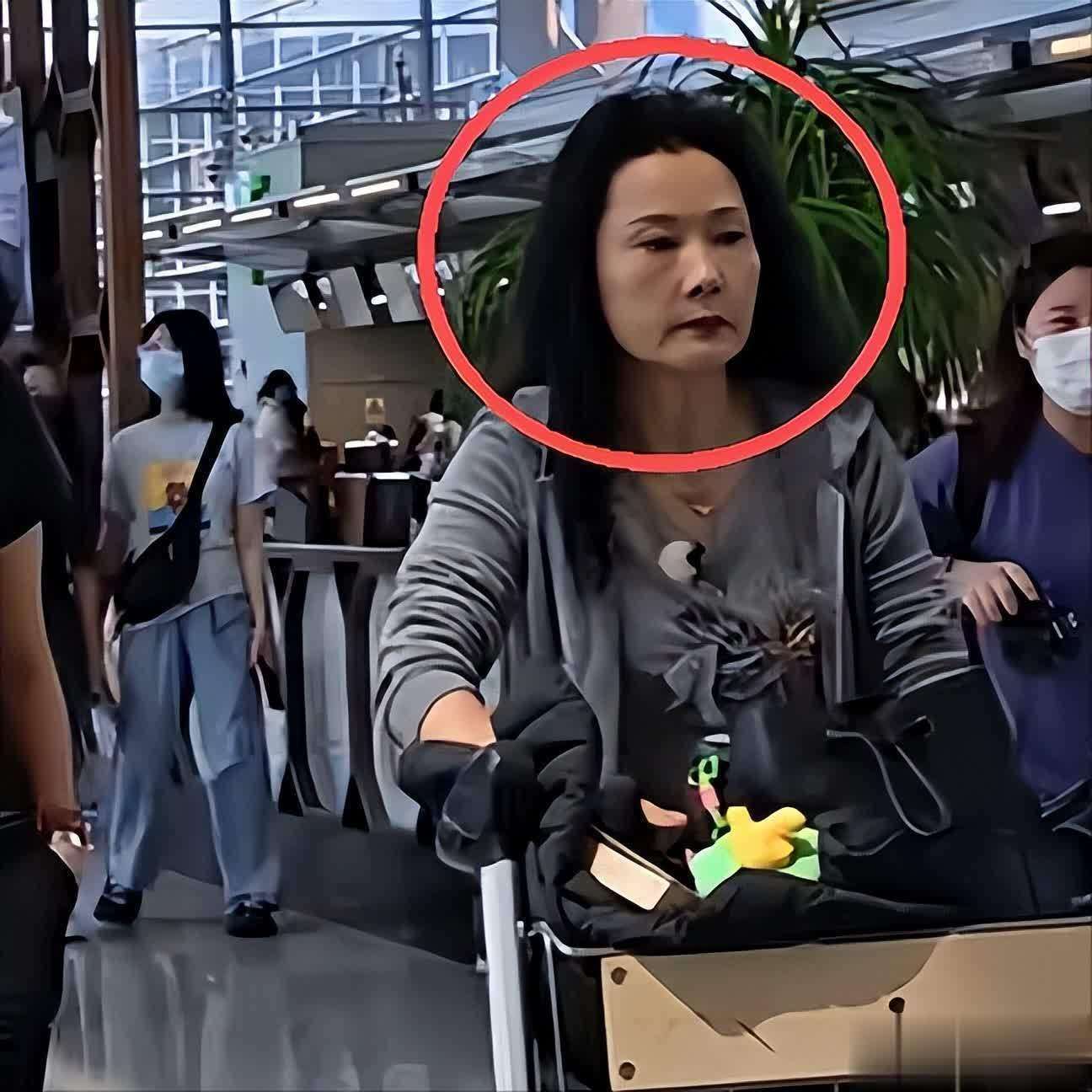 59岁刘嘉玲62岁何赛飞同框,嫩与脸肿对比,骨相皮相差异大