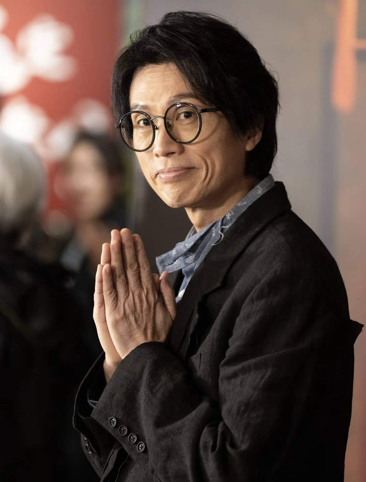 65岁黄子华回应恋情!与一女子亲密拥抱,女方身份被扒