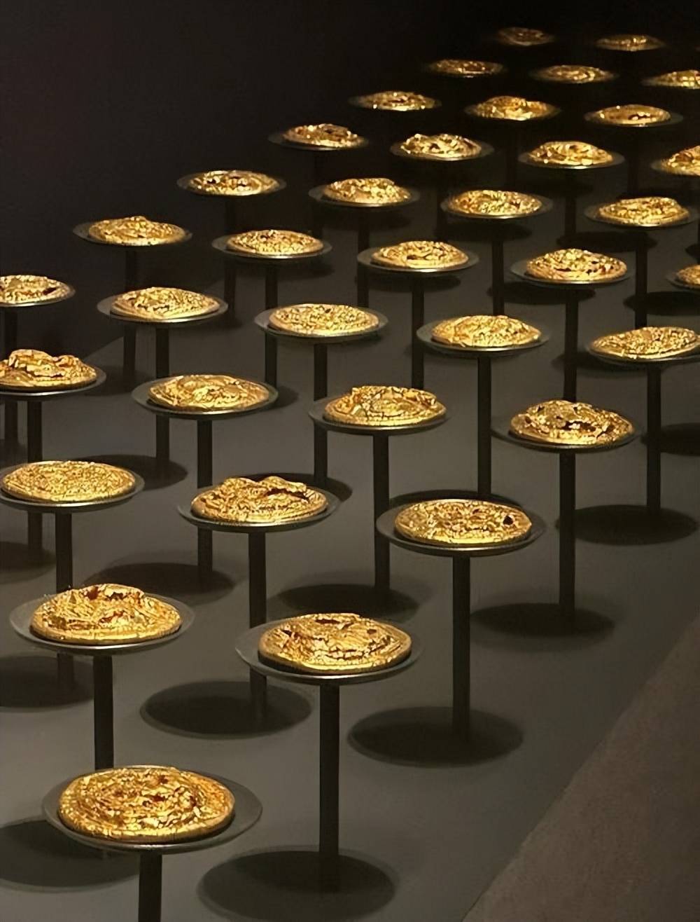 海昏侯墓中的200万枚铜钱,115公斤黄金,相当于现在多少钱?