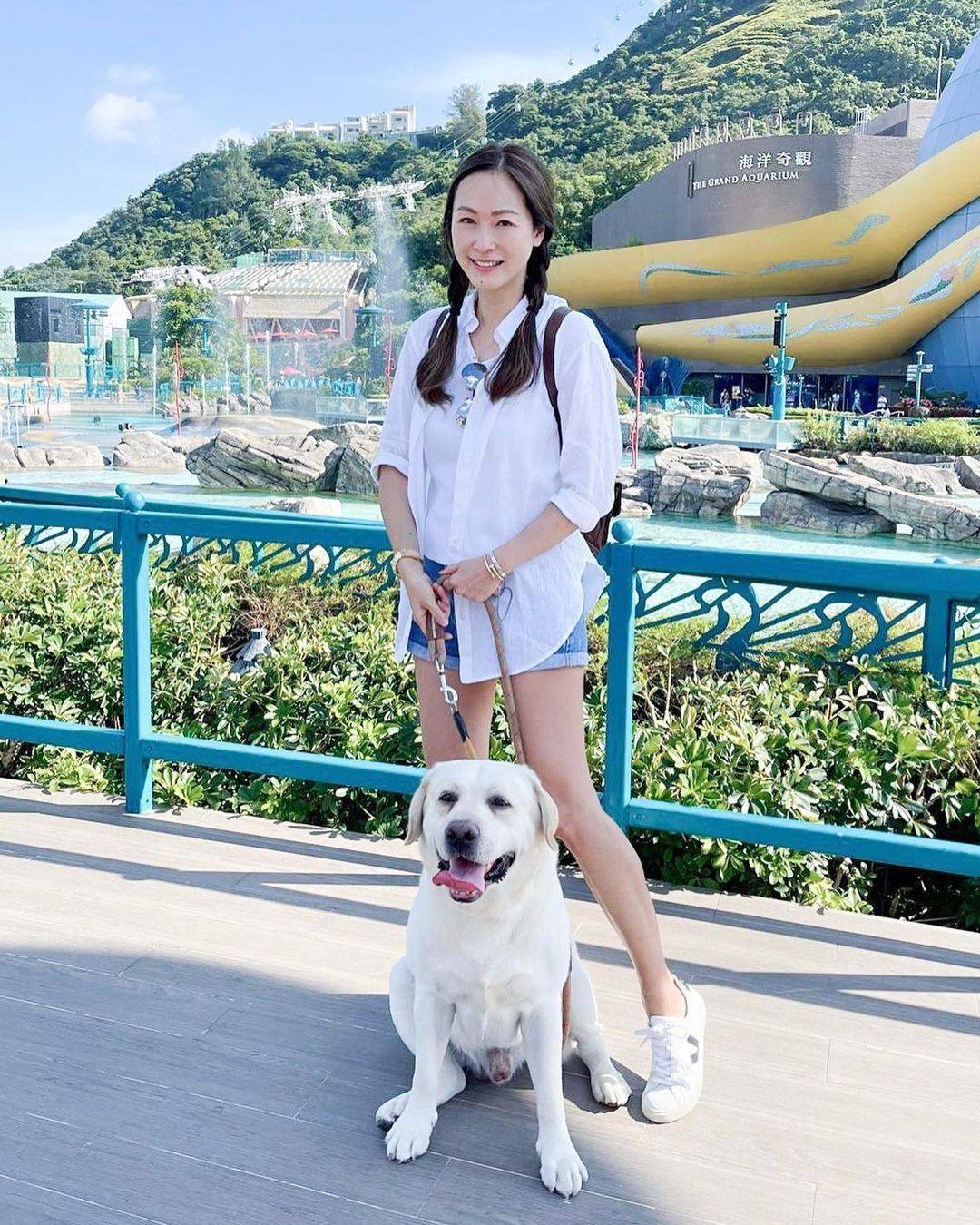 童爱玲目前日常生活包括与朋友聚会和照料宠物犬,她多次分享与家人的