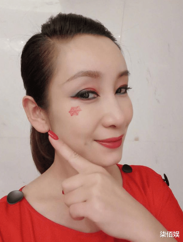 秦海璐一家逛街,巨婴症儿子露面高又壮,和爸爸王新军感情更深厚