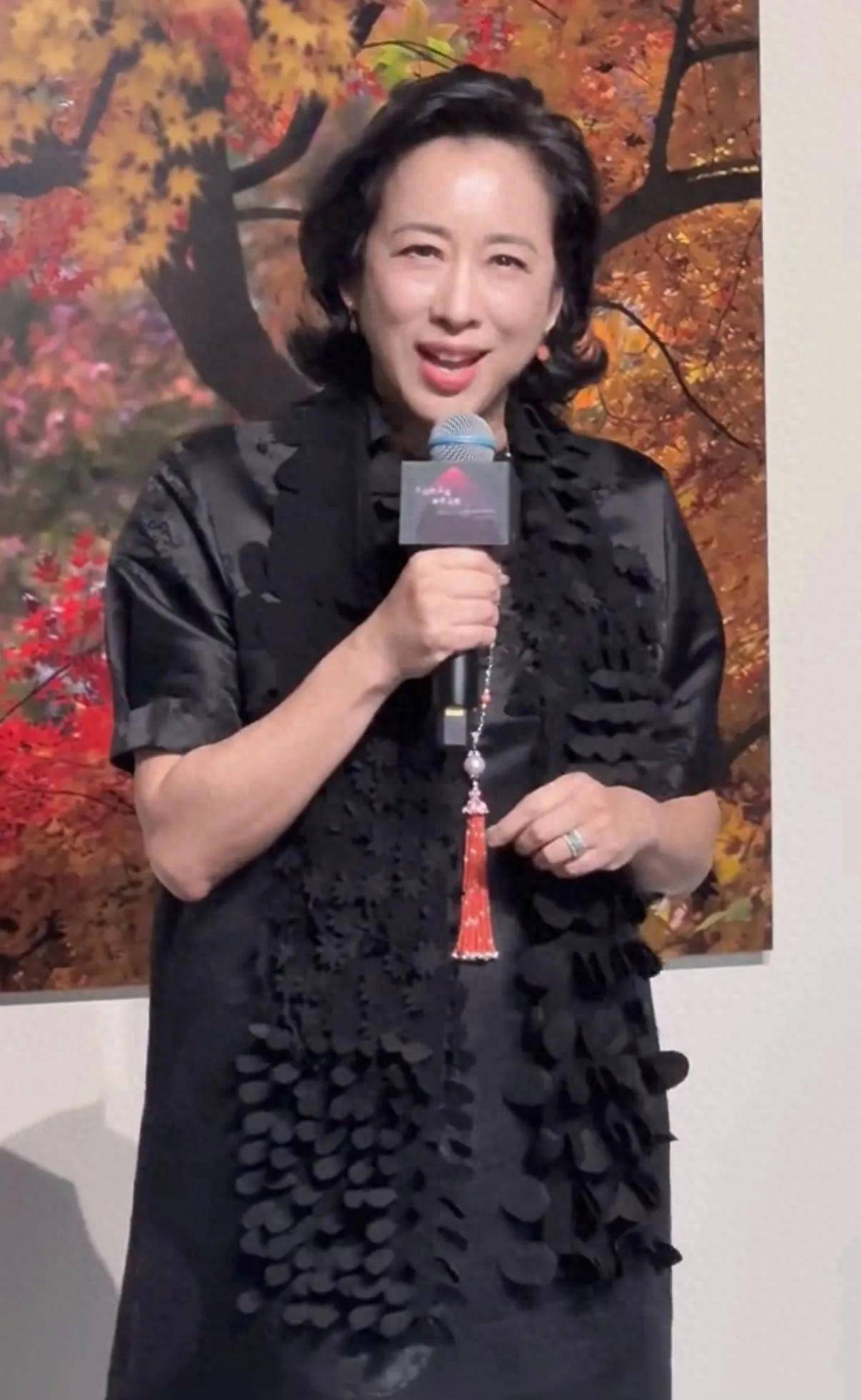 67岁朱玲玲举办摄影展丈夫罗康瑞现身支持在台下望妻尽显爱意