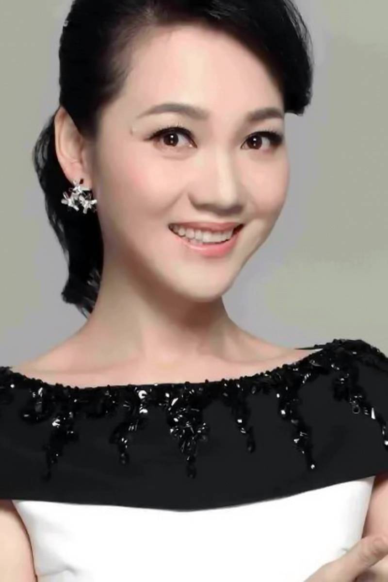 她是著名美女主持人,嫁给神秘老公生下三个孩子,50岁宛如少女