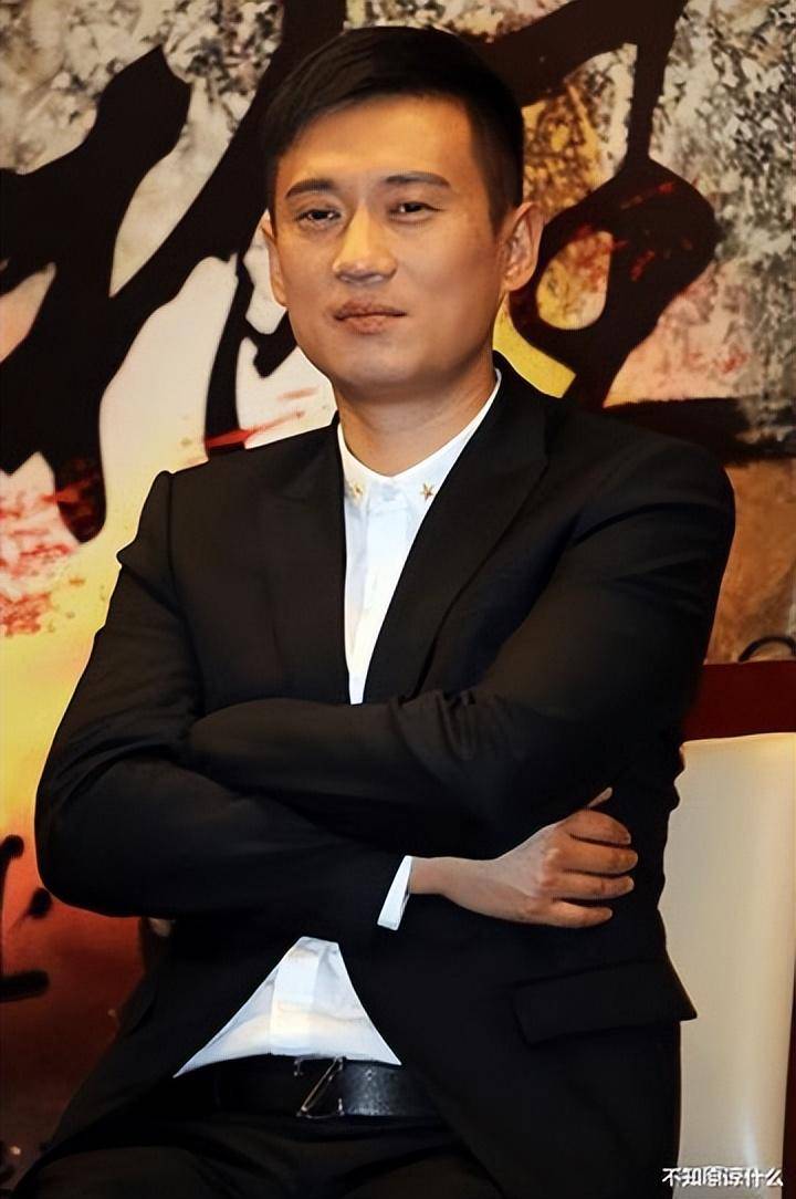 演员徐洪浩:家里家外都被小10岁的妻子领导,风光的背后是幸福