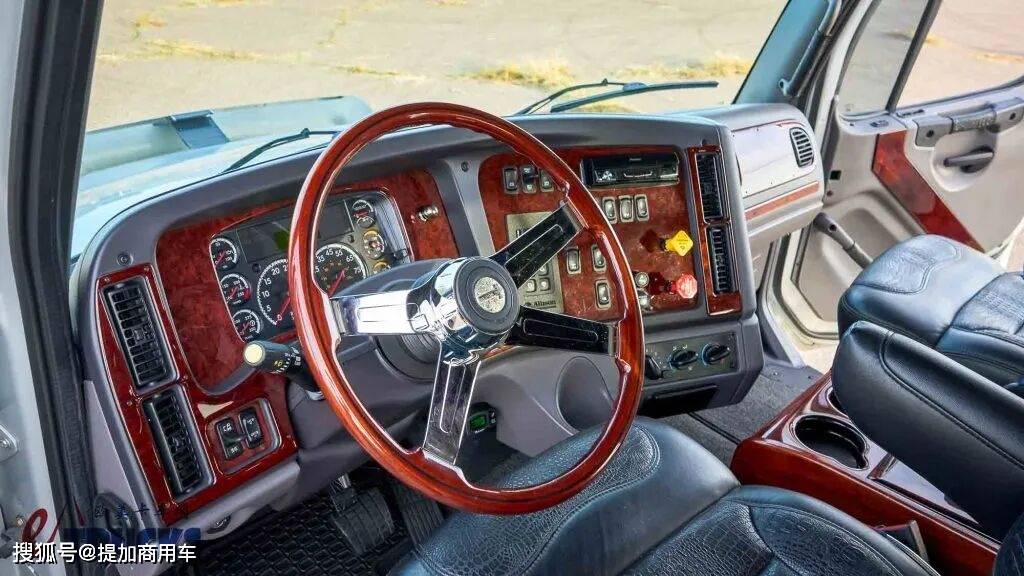 双排座驾驶室 鳄鱼皮内饰,福莱纳m2 106长头卡车实拍