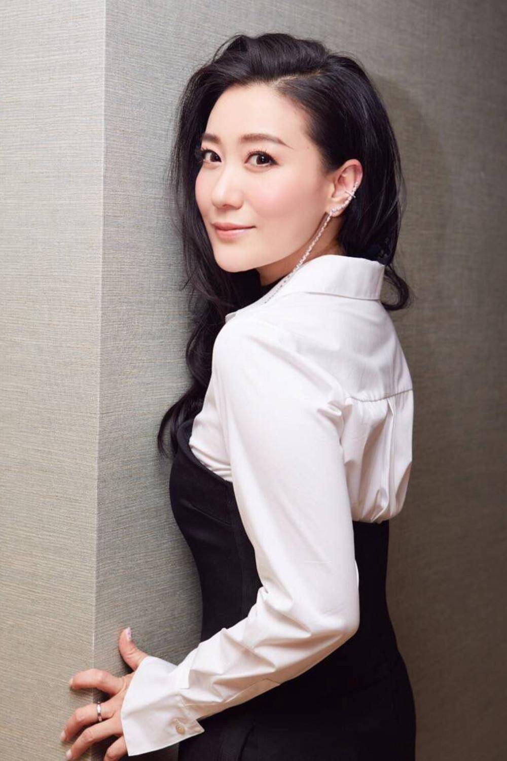 12次登上春晚,6次献唱奥运,嫁给院士邓中翰的谭晶如今怎样了?