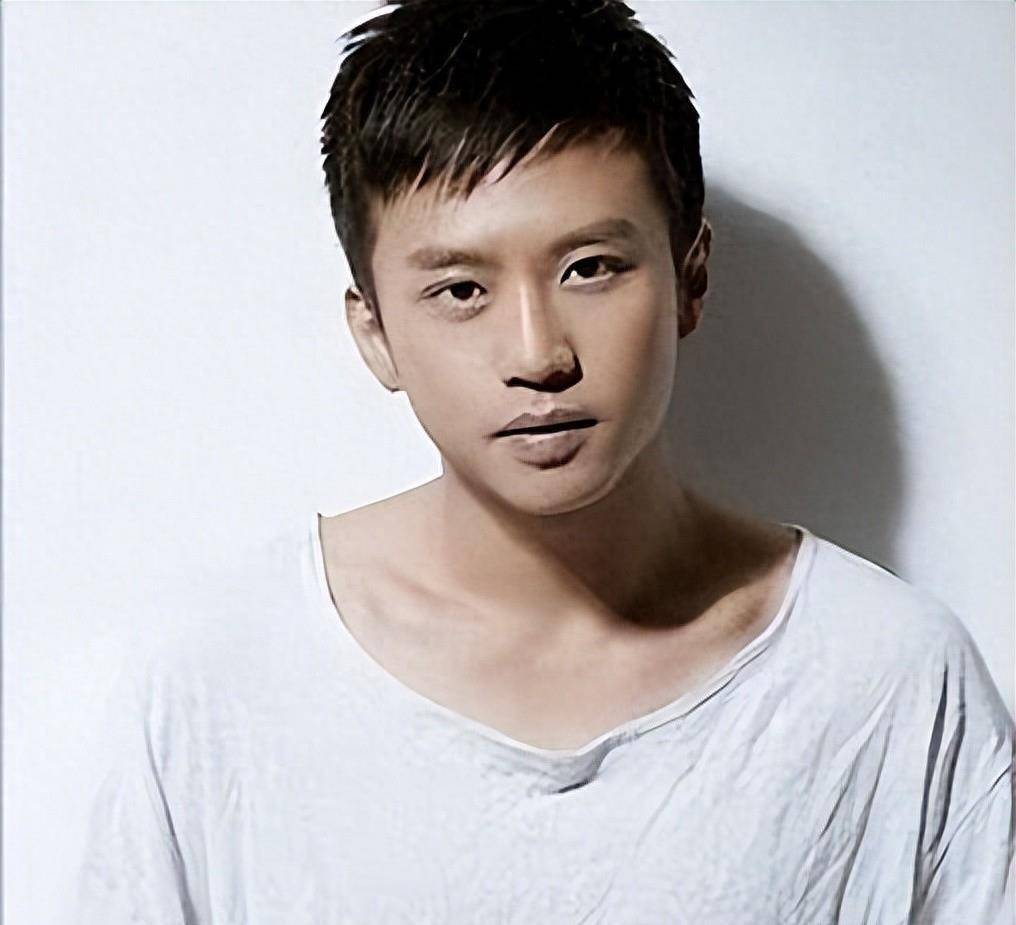 更糟糕的是,在电影宣传期间,邓超多次缺席活动,反而在获奖感言中公开