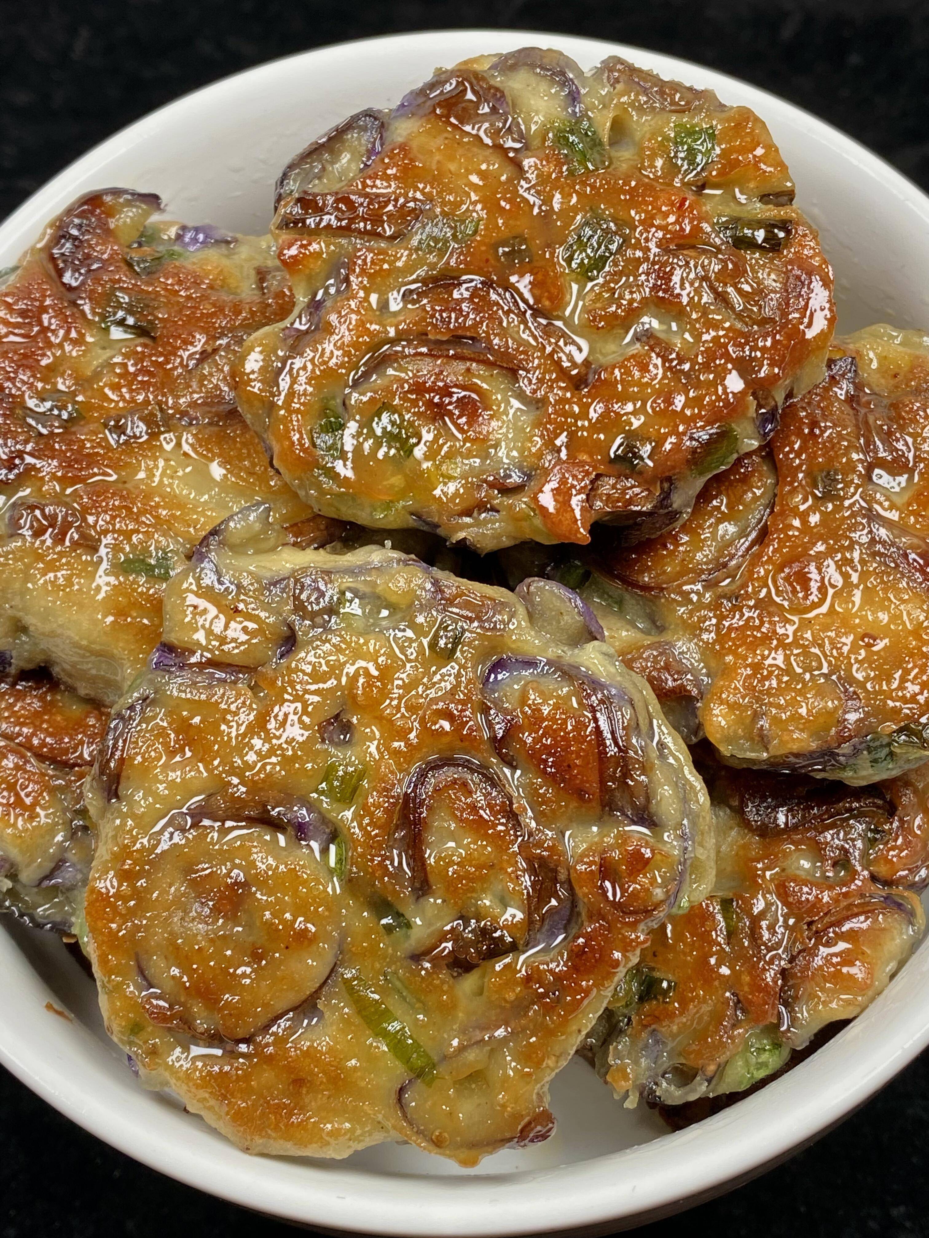 十分钟教你做软糯香嫩的茄子饼,外酥里嫩,葱香浓郁,速学!