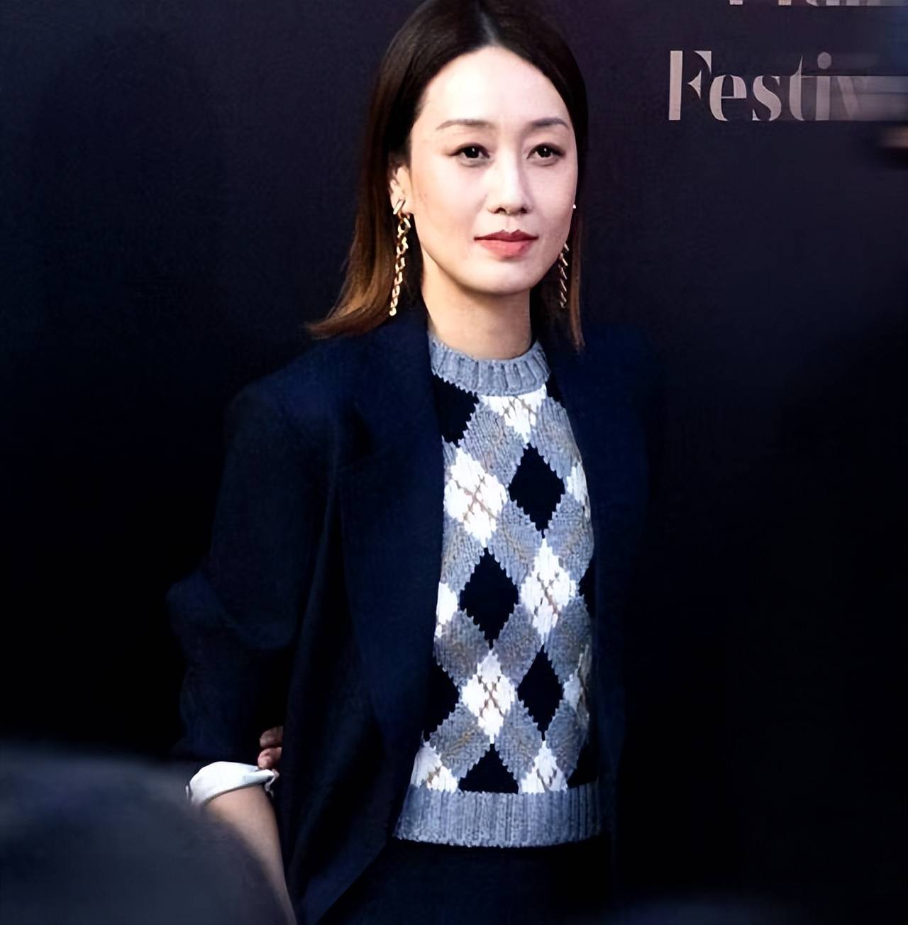 马伊琍现身红毯,长发造型惊艳全场,笔挺西装展现强大气场