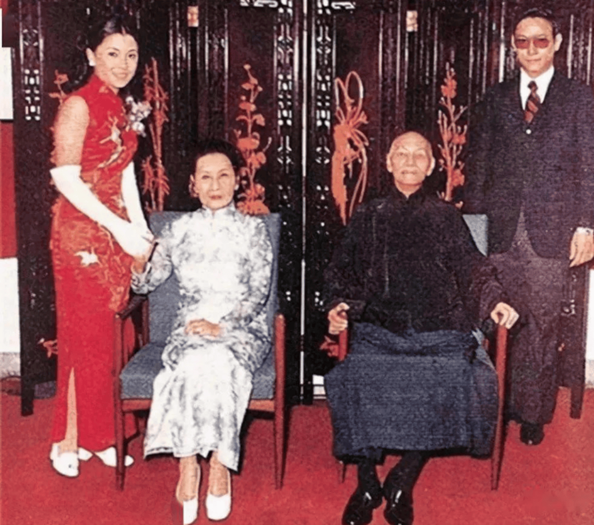 1973年,蒋介石出席孙子婚礼,不能站立,双手被胶带固定在椅子上