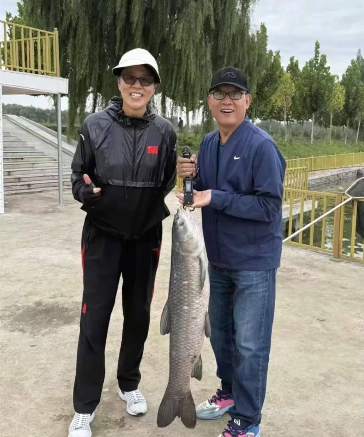 64岁郎平与74岁老公北京钓鱼,一身运动装年轻显瘦