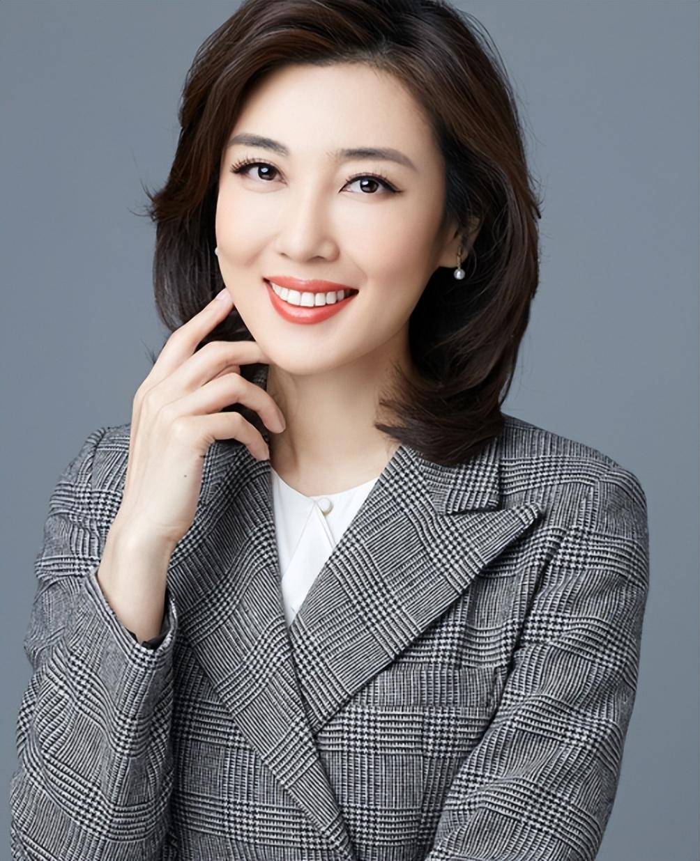 央视主持人李红:25岁进央视,为人低调却被造谣,今45岁仍单身