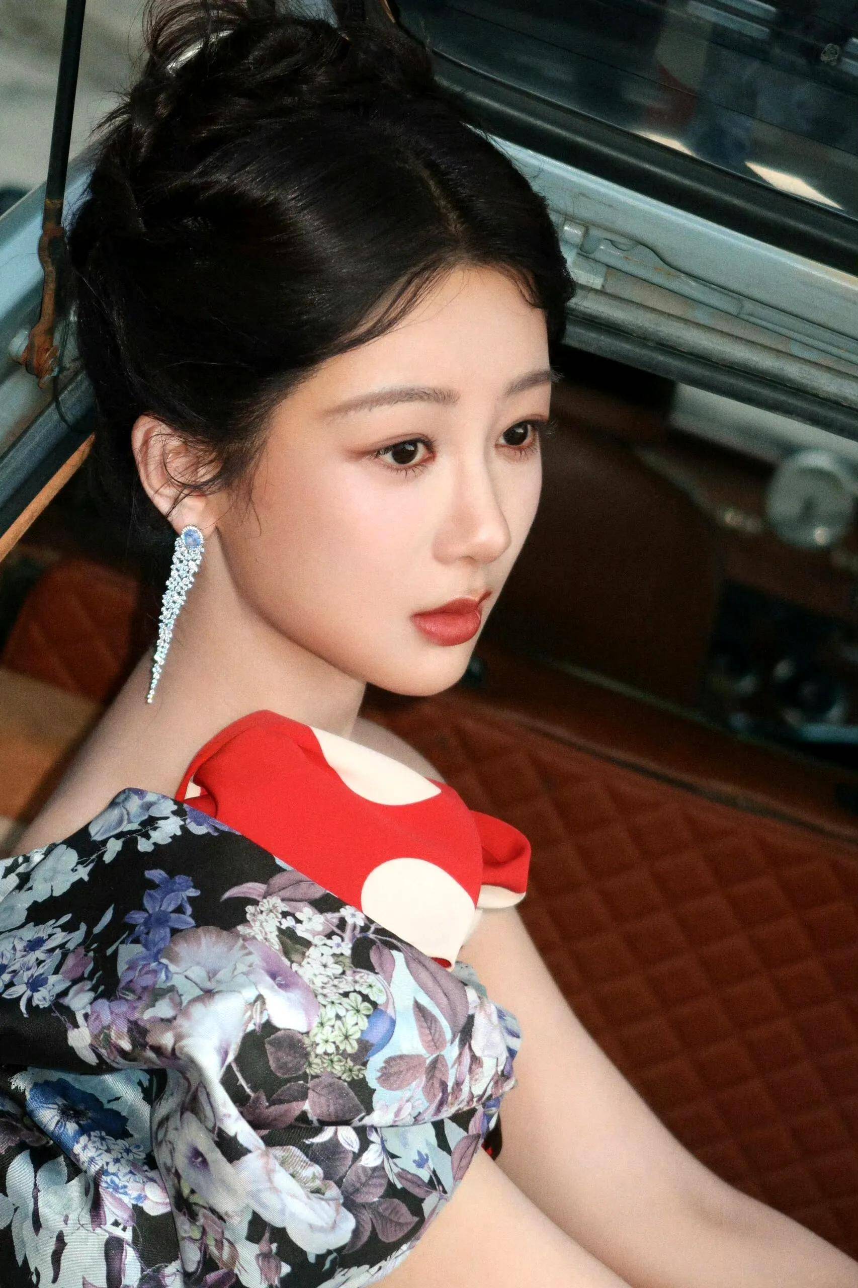 杨紫侧颜引热议,镜头下的她竟如此"僵硬"?网友:真相何在?