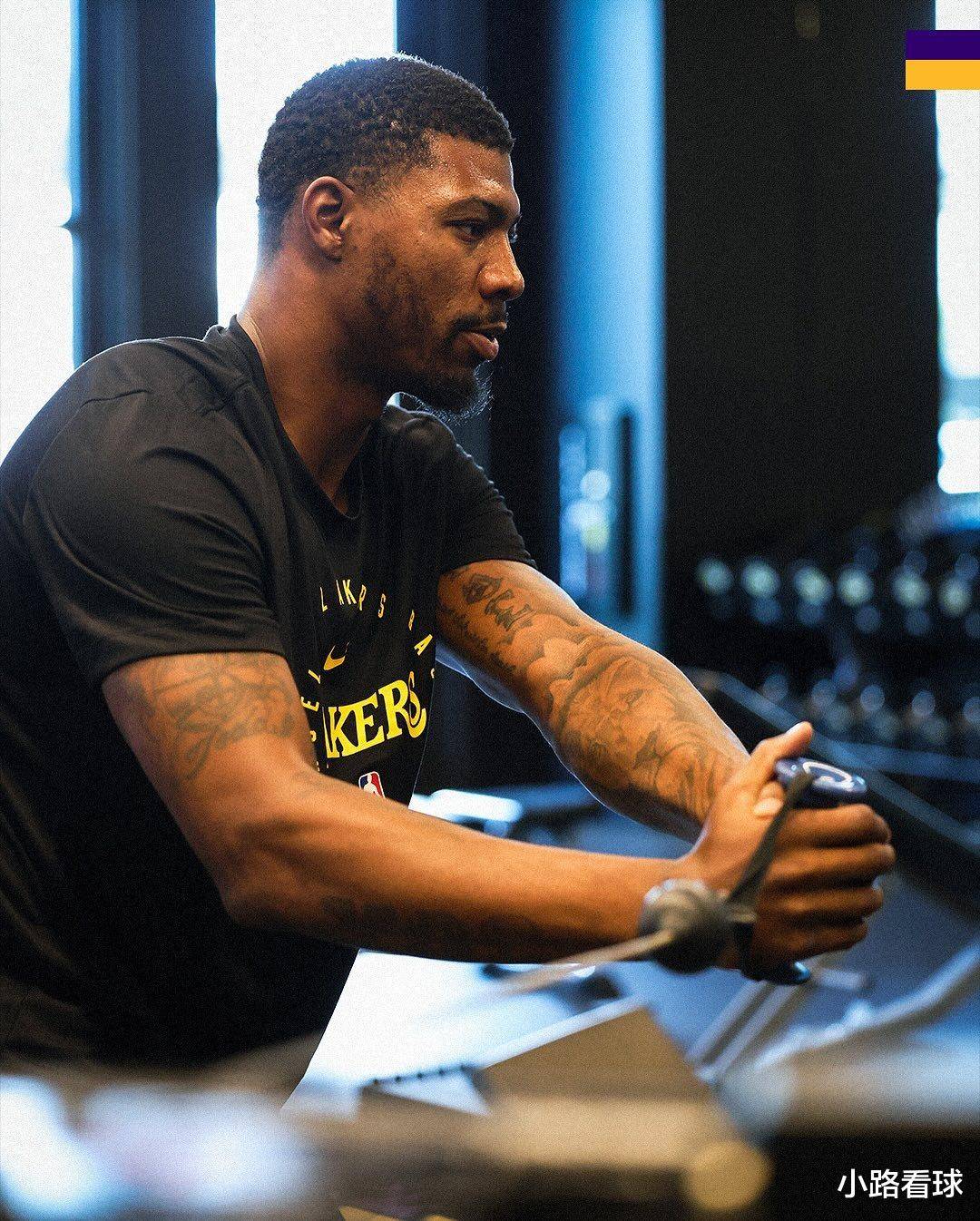 斯玛特谈防守:谁更具对抗性比赛势头就在哪一方 这是我们的信条_湖人队新援马库斯斯玛特表现_德安德烈艾顿新赛季期待