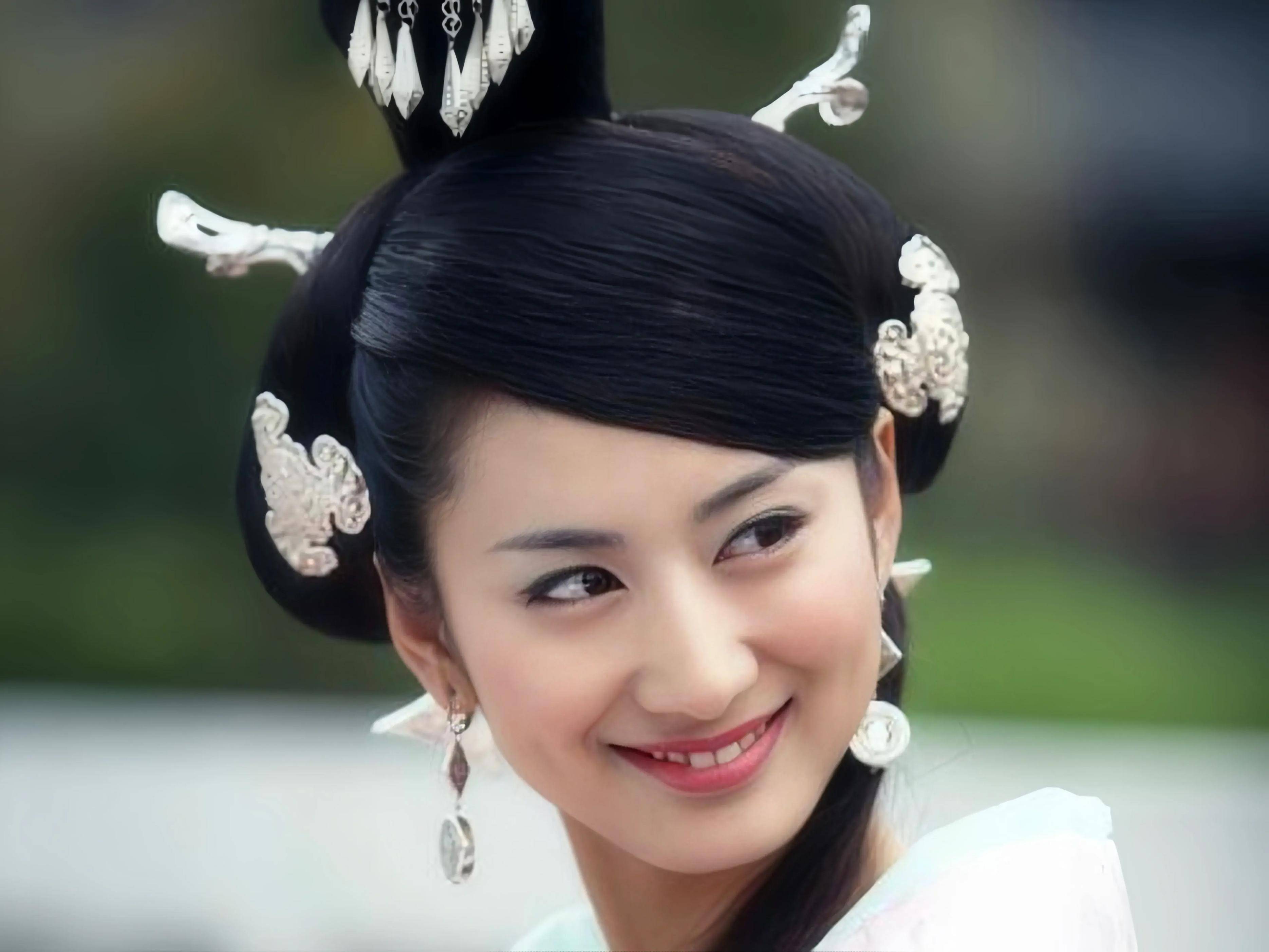 同样是演"美人赵合德",当26岁郭珍霓遇上24岁袁立,谁更胜一筹