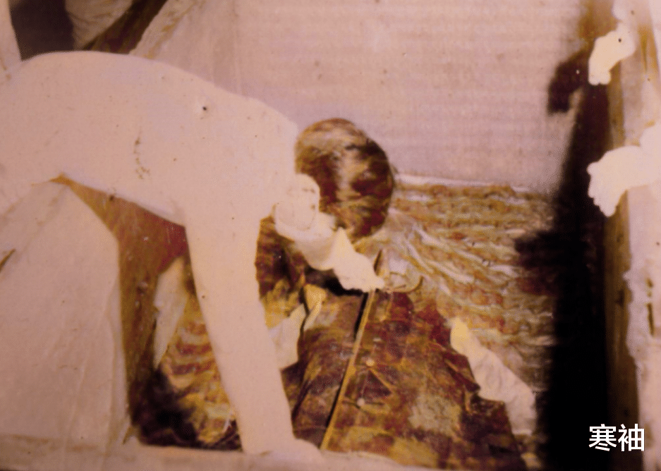1984年,专家清理慈禧内棺,发现其干尸表面粗糙糟脆,如同干牛粪