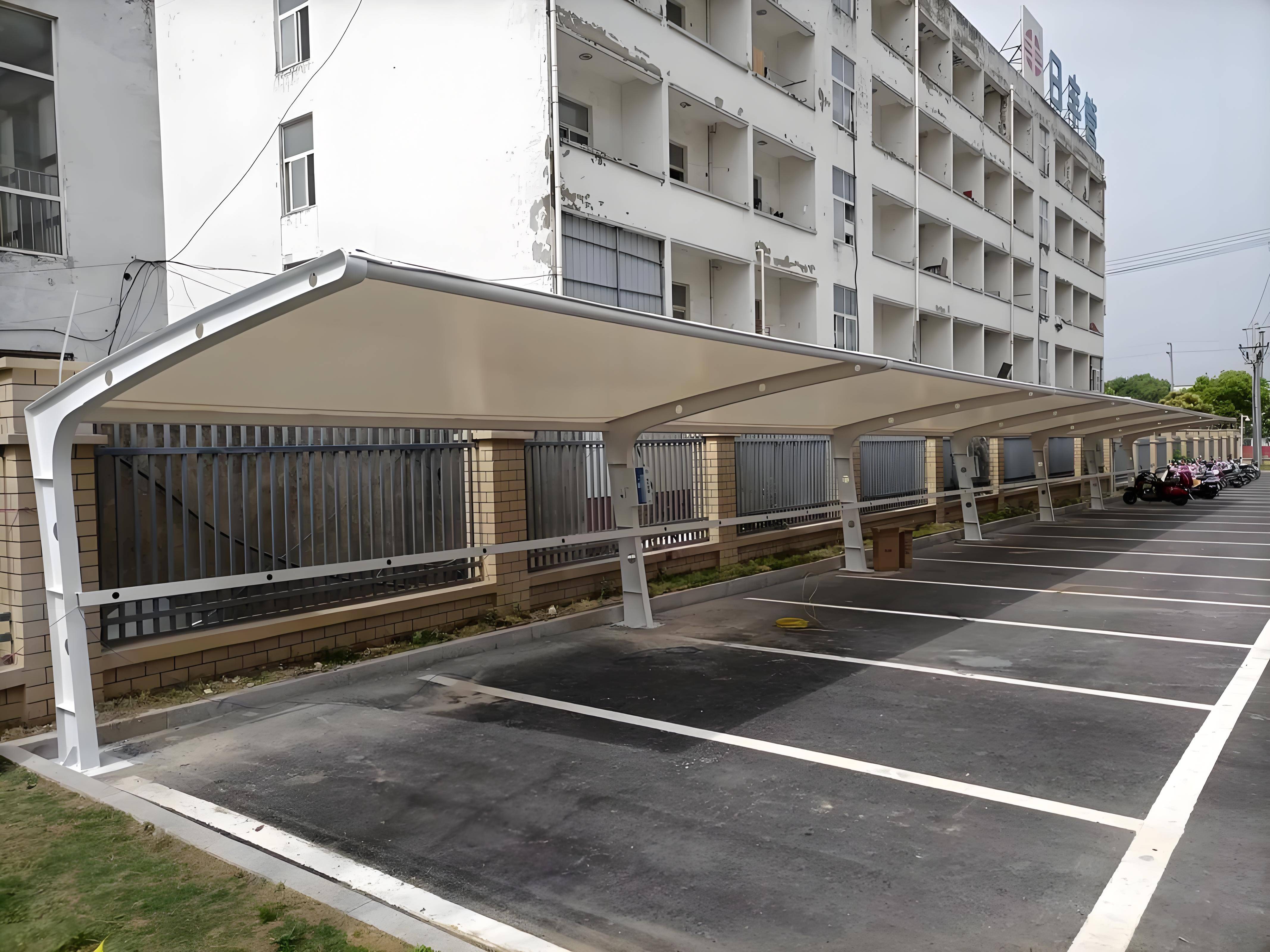 从优势来看,停车棚能为电动汽车提供安全的充电环境,避免车辆在充电时