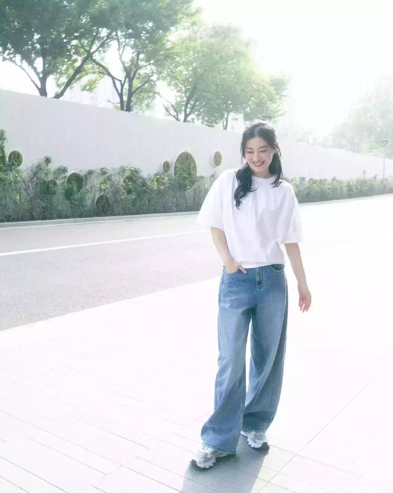 50岁梅婷换了半扎发年轻20岁!穿白衬衫搭牛仔裤时髦洋气,太美!