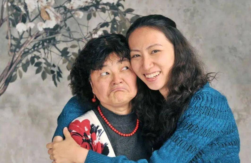 申华章支持李一诺追求自己的事业,李一诺也在他和婆婆的支持下,生下了