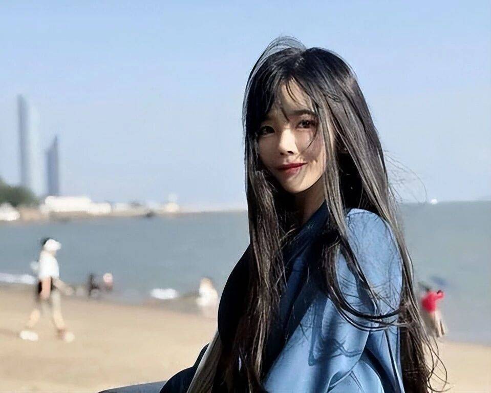 1990年代出生的一位女性副教授由于她的外表而受