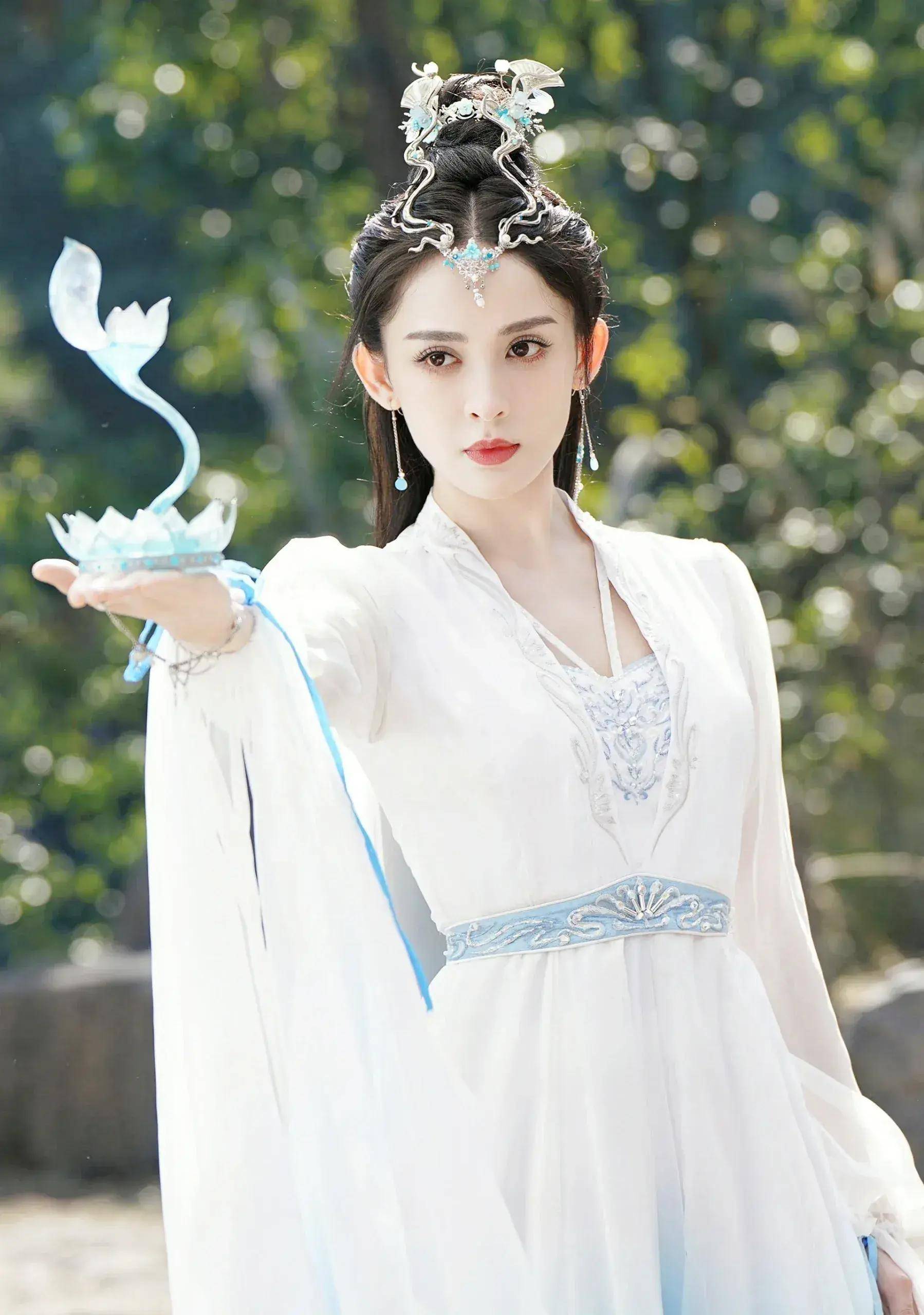 古力娜扎高冷清丽,演绎果然最强神助攻!