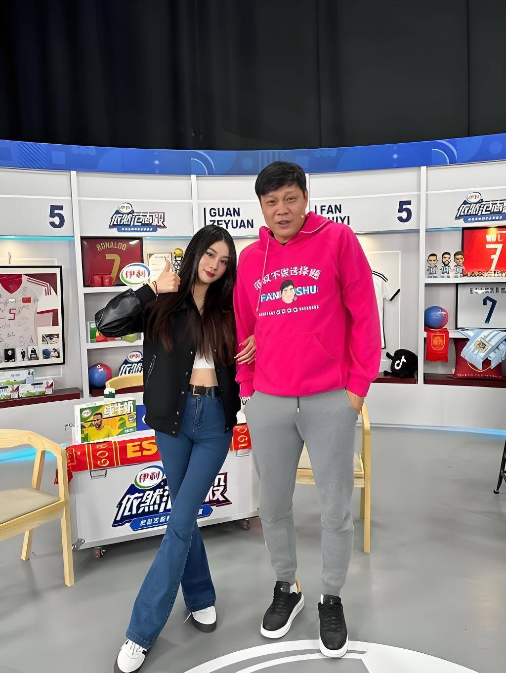 范志毅爱女27岁生日太奢华!20万手镯加身,与马镇亲热很般配