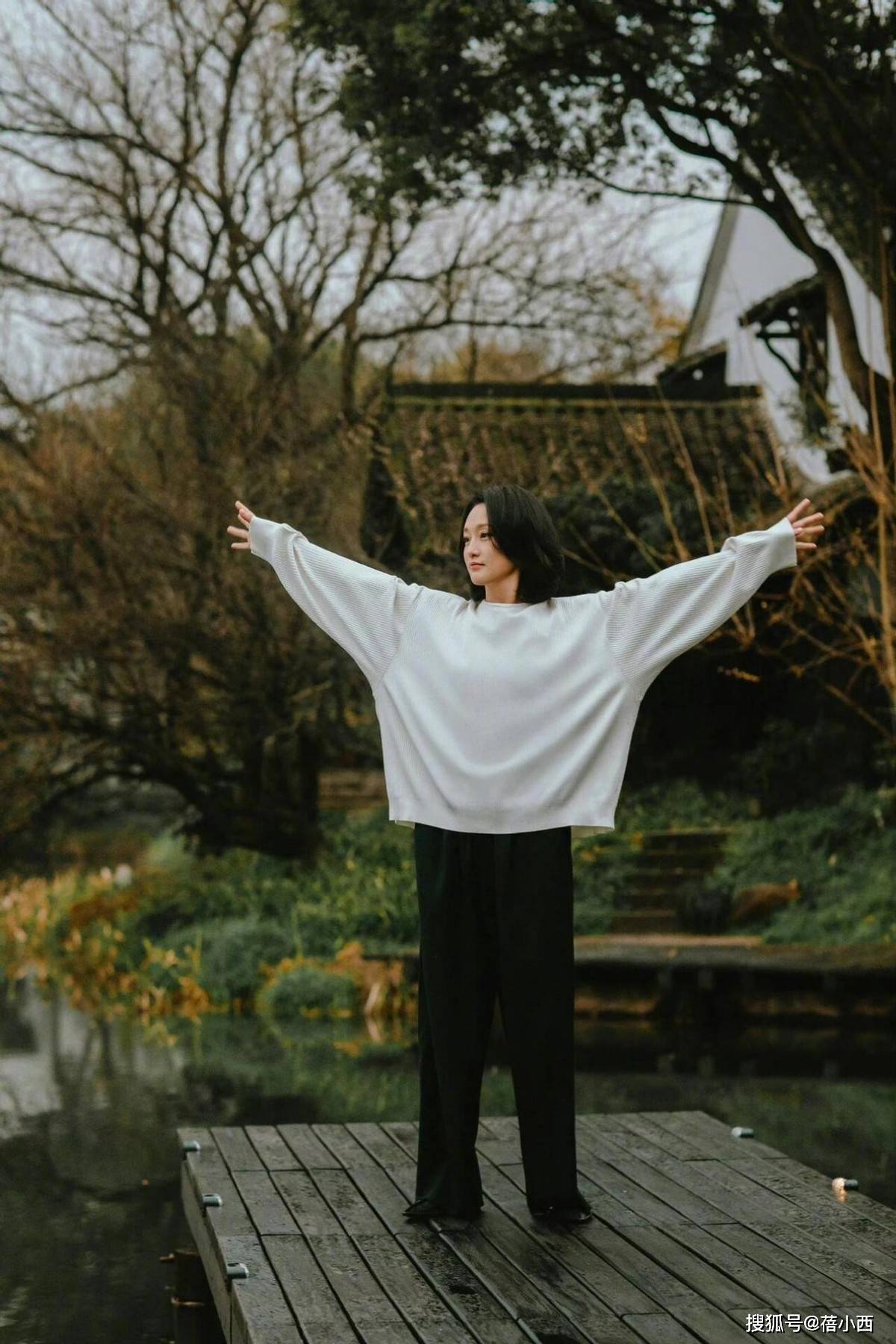 49岁周迅越老越美,穿一身白黑造型优雅,波波头短发更有气质