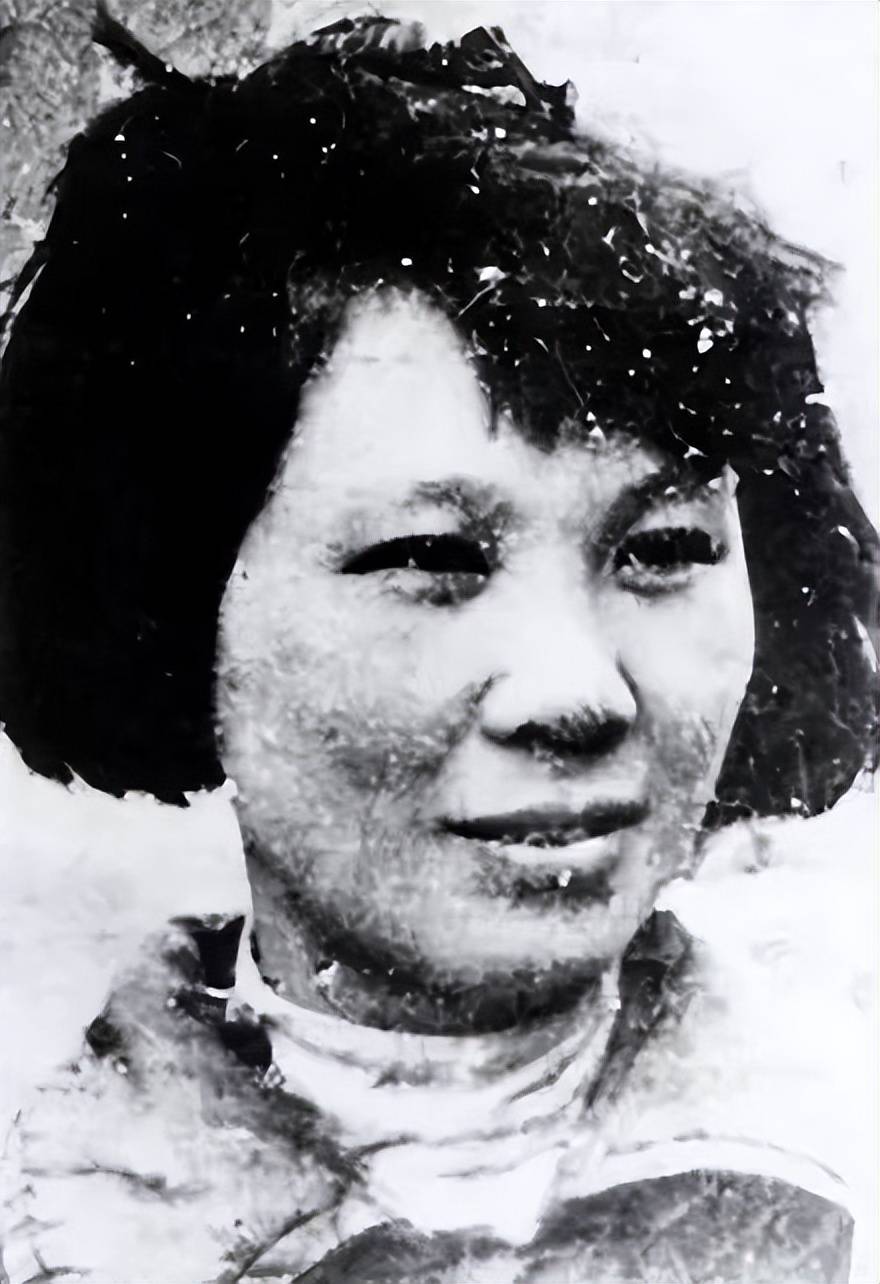 1975年,歌乐山一村民耕地时,发现一具戴着镣铐的尸骨,赶紧报警