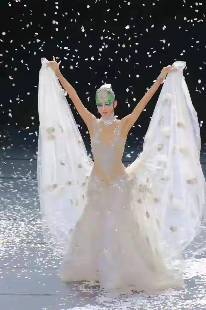 杨丽萍仙气全无,指甲也剪了,常年吃花瓣,现在65岁拄拐杖出行!