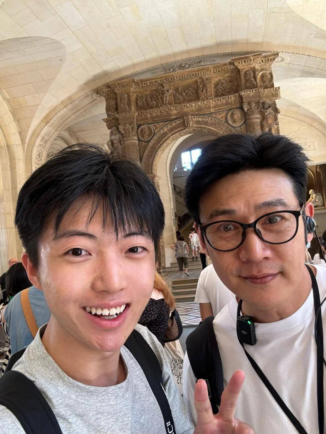 不过再看男粉丝晒出的与陆毅合影不夸张的说简直判若两人