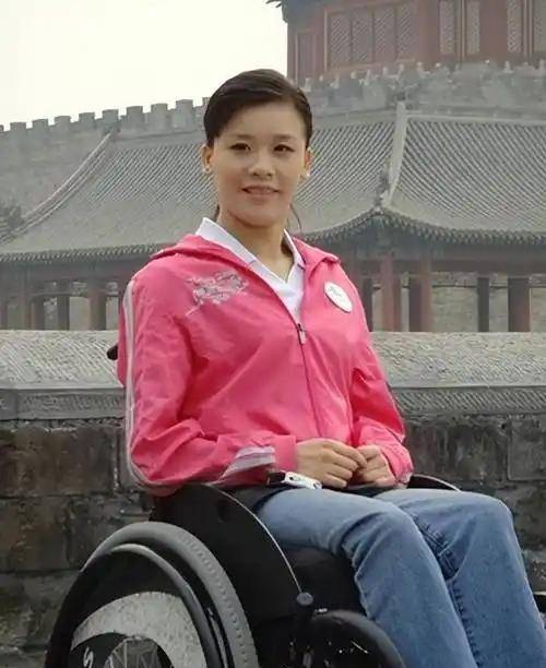 体操冠军桑兰:17岁被摔成高位截瘫,索赔18亿美元,如今怎样了?