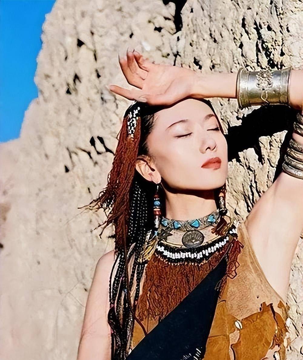 杨丽萍65岁近况曝光:剪掉了长指甲,仙气不再,现在拄拐杖出行!