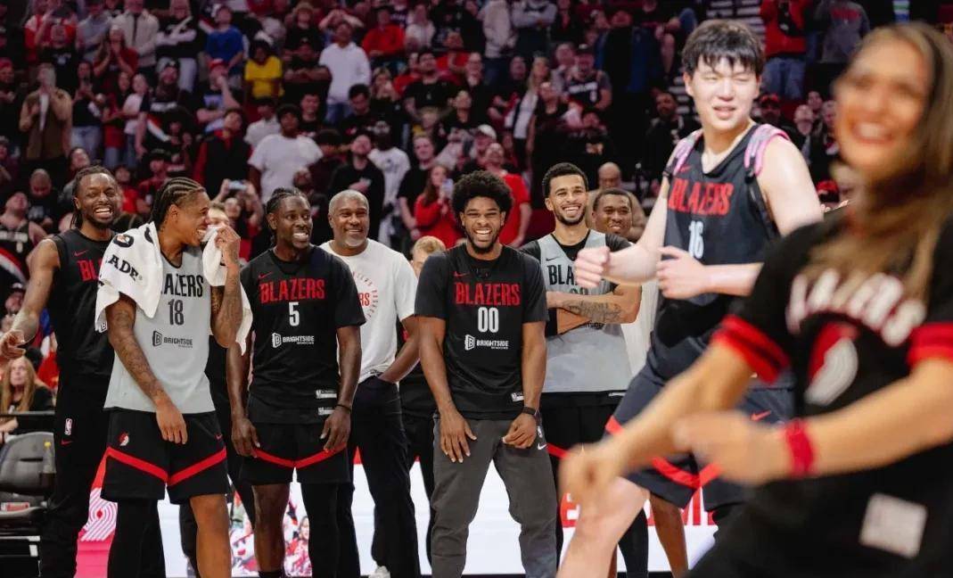 杨瀚森与克林根对抗赛分析_杨瀚森给机会不中用啊! 克林根21个篮板为他打样_波特兰开拓者杨瀚森首次主场亮相