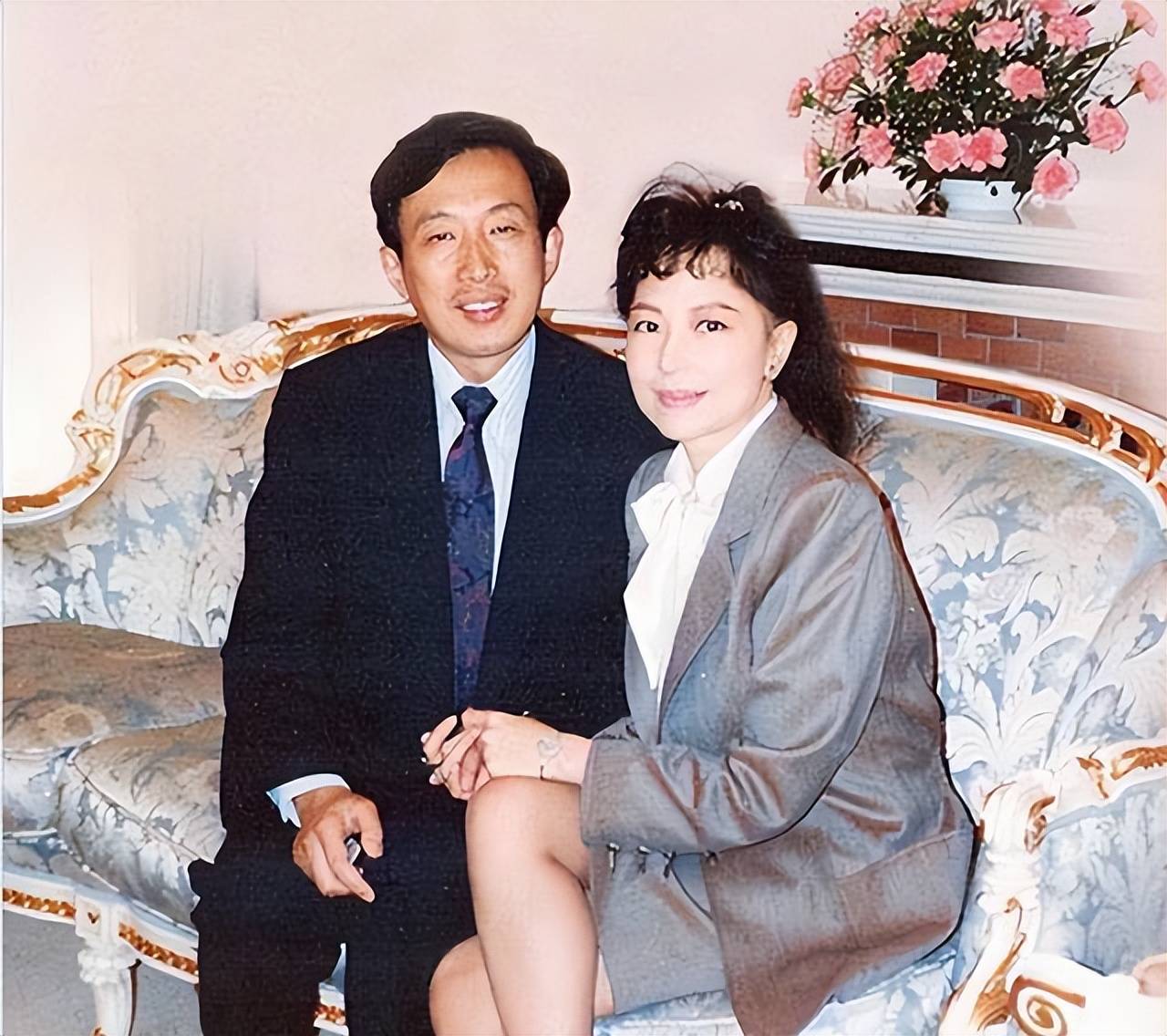 她是香港女影星,70年代成爱国商人,1990年嫁给了开国大将的儿子