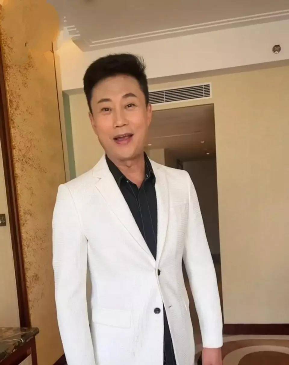 歌唱家耿为华:和郑佳离婚后泪流满面,53岁独自带女事业有成