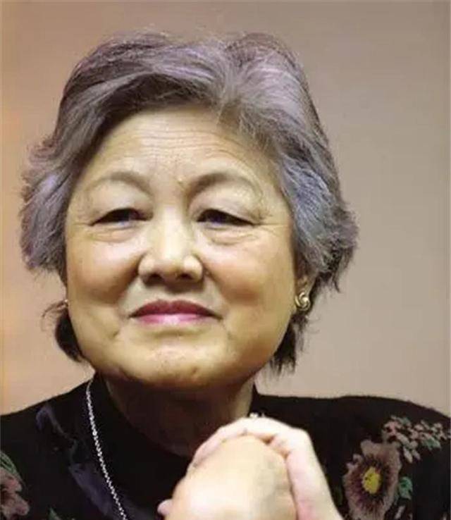 1956年,章含之和未婚夫洪君彦合影,她21岁,长相出众,气质不凡_毛主席_乔冠华_洪晃