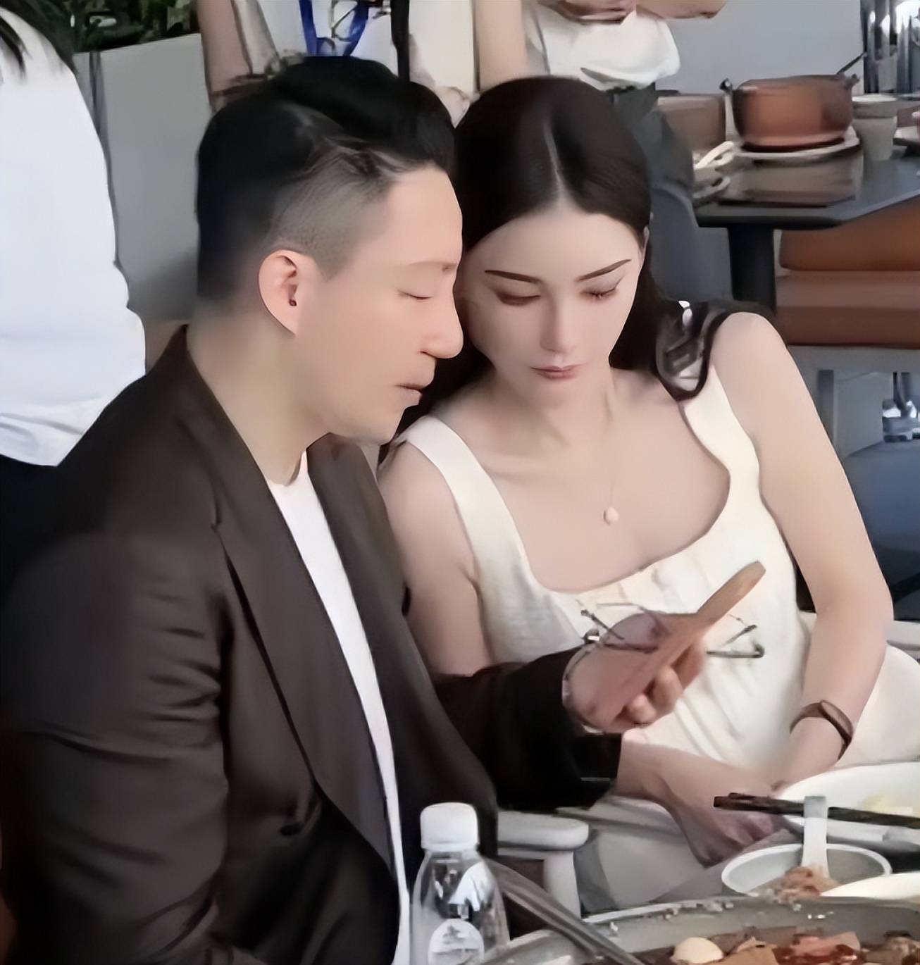 汪小菲夫妻巴黎偶遇妻子孕肚明显快藏不住了