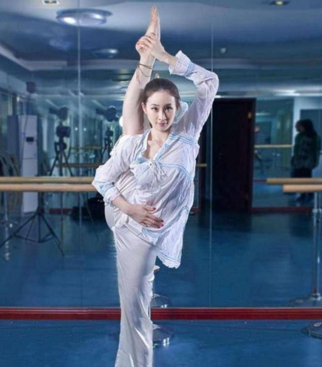 这些早期的艺术成就为王亚彬日后在舞蹈和演艺事业中的发展奠定了坚实