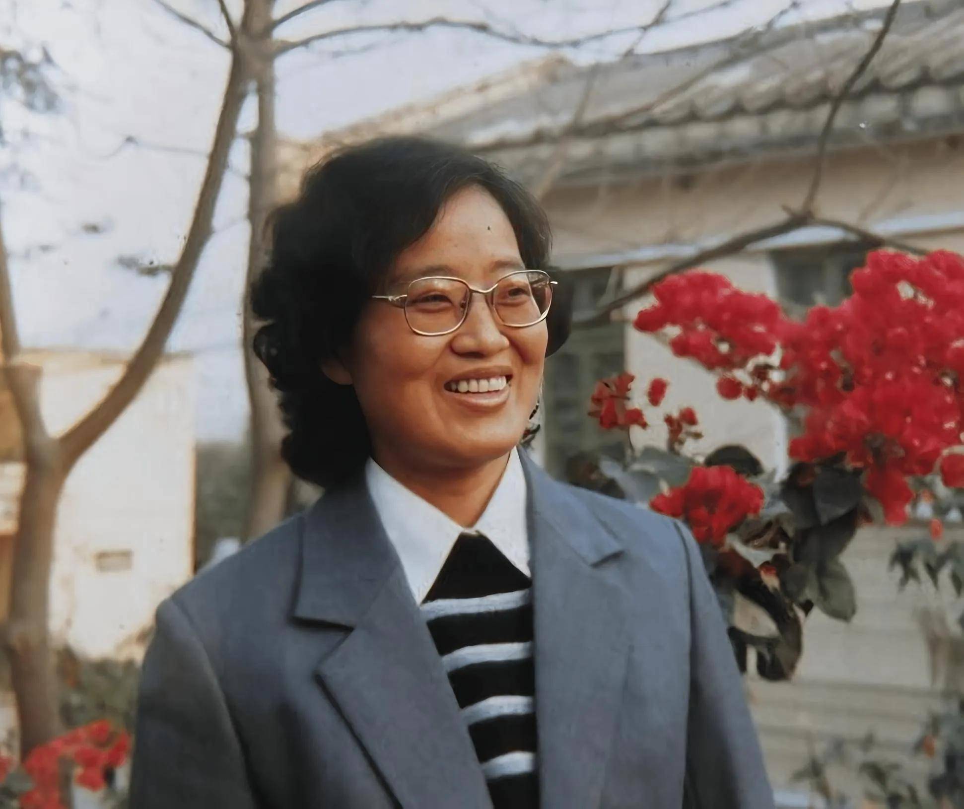 1996年,著名女作家戴厚英惨死家中,案前有预感:梦见被斧头劈死