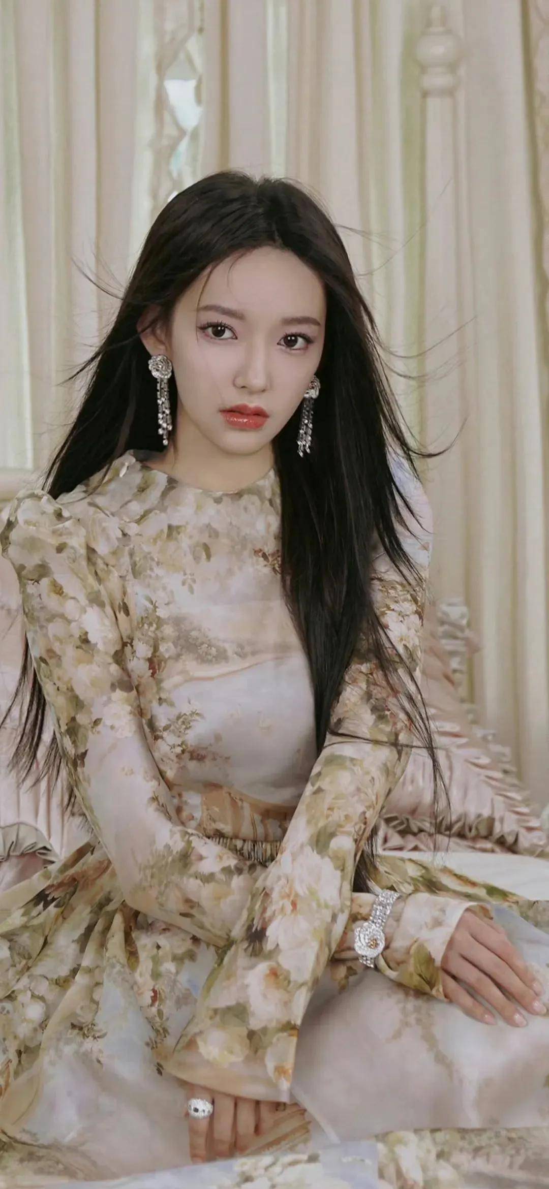 程潇的发型与妆容也在展示她独特魅力的同时,增添了多样性