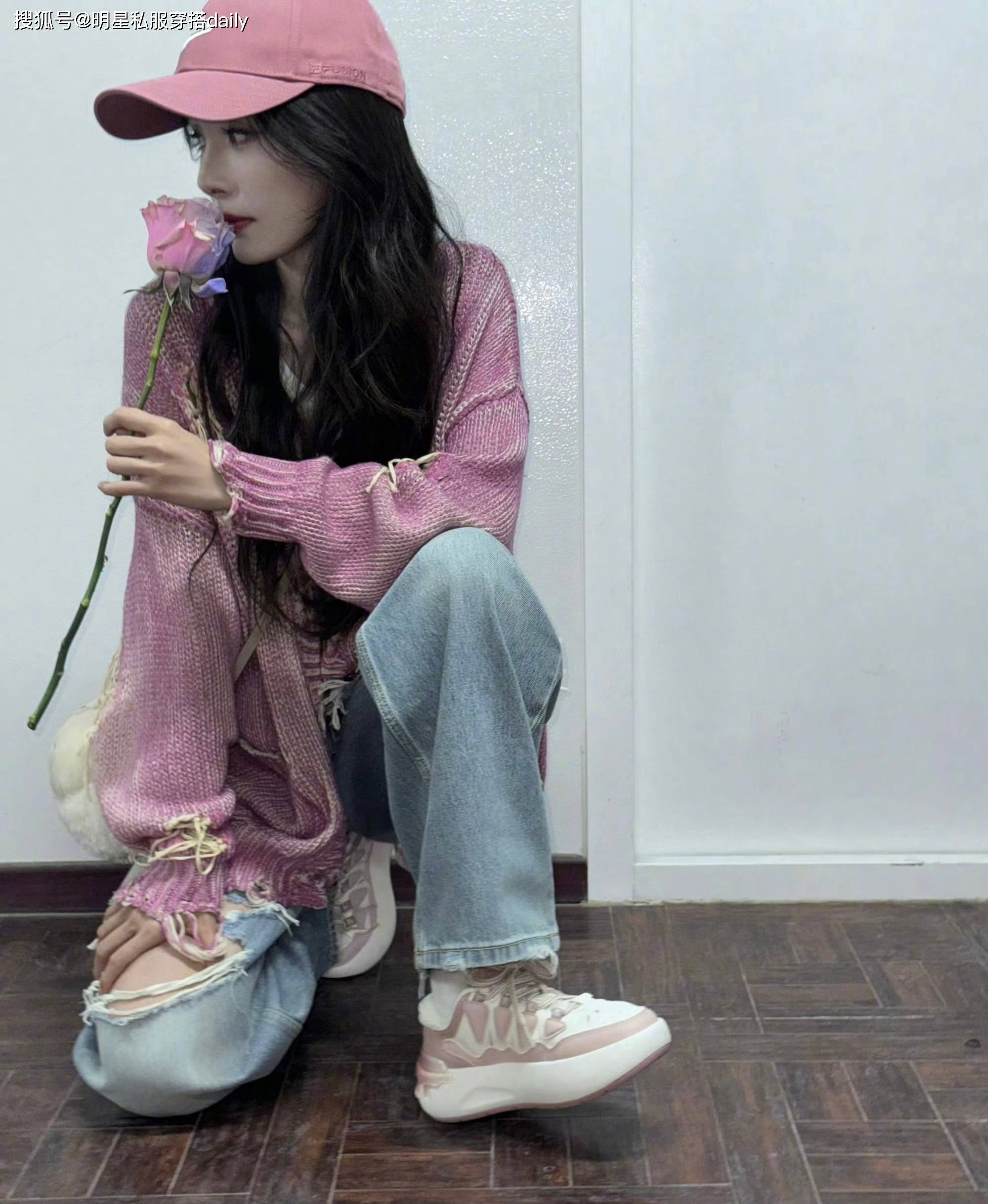 入秋粉色系穿搭还得是杨幂!粉色开衫搭配破洞牛仔裤和小粉鞋,减龄少女