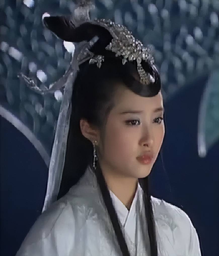 她首次亮相荧幕,是在古装神话剧宝莲灯前传中饰演嫦娥